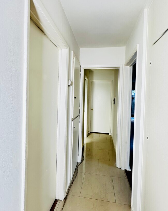 Building Photo - 617 S Shelton St