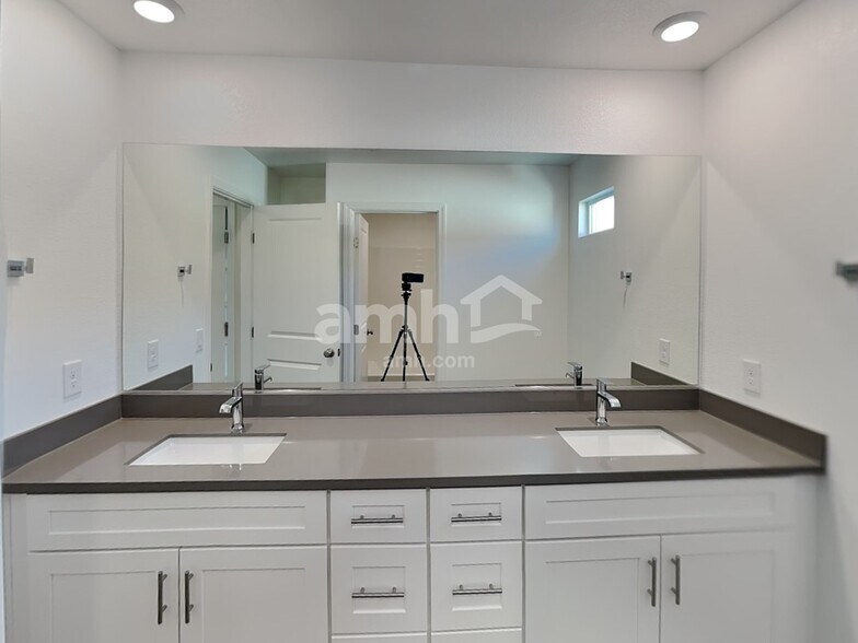 Building Photo - 126 Charmante Tulip Lane