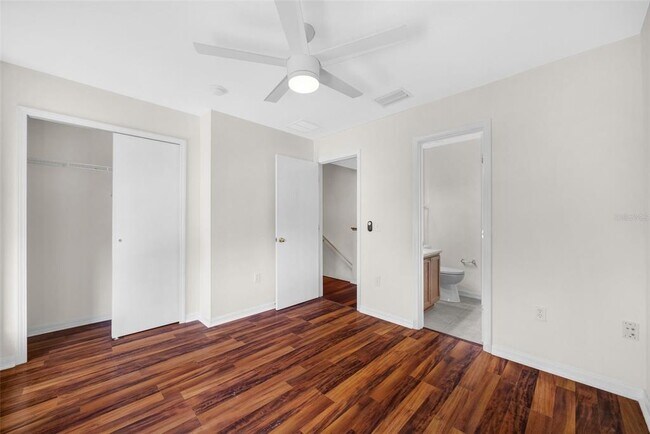 Building Photo - 6928 Hawthorne Trace Ln