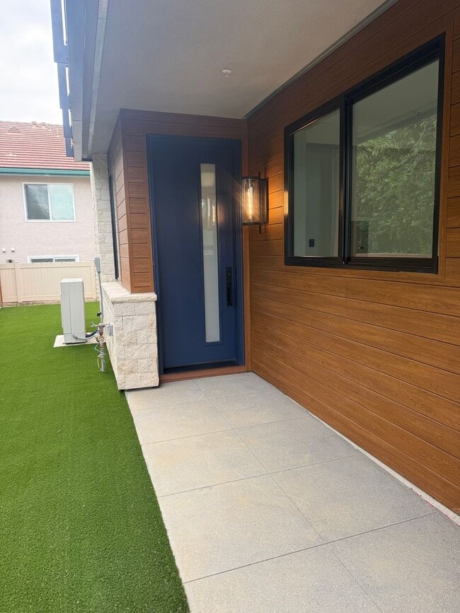 Building Photo - Brand new construction! 3 bedroom 3.5 bath end unit