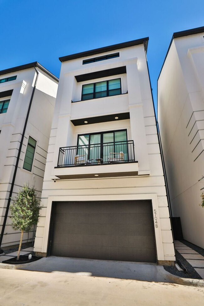 Building Photo - For Lease | 3 Bed, 3.5 Bath | 2,610 Sq Ft | Westheimer Estates |