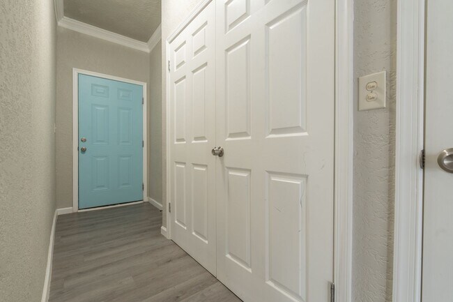 Building Photo - MOVE IN READY 2 Bedroom in the Heart of Oceanview!