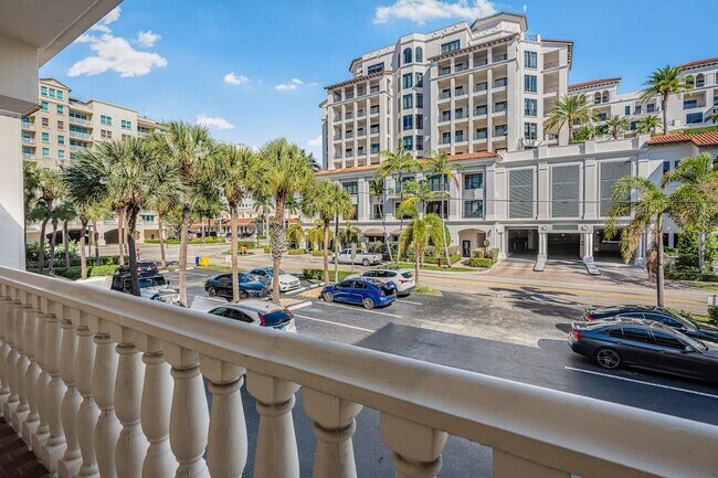 Building Photo - 200 E Royal Palm Rd