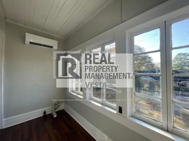 Building Photo - 2694 Cherokee Ave