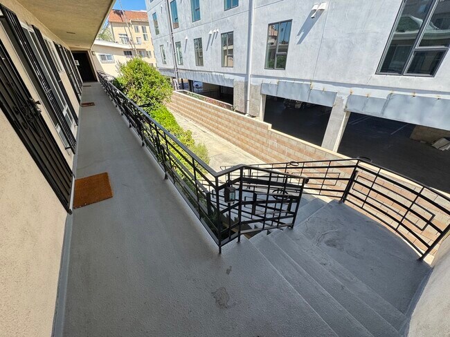Building Photo - 521 S Manhattan Pl