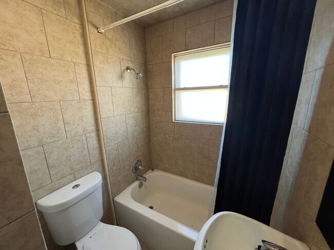 Building Photo - Super cute 2 bed  at the right place and price