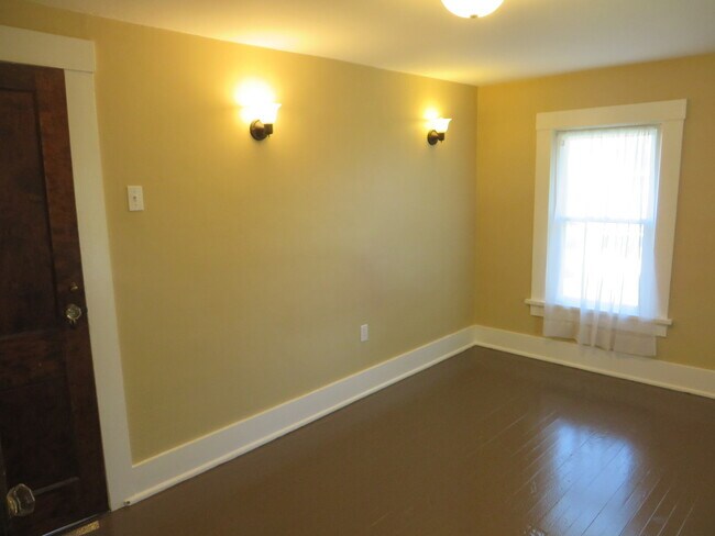 Building Photo - 826 Nuttman Ave