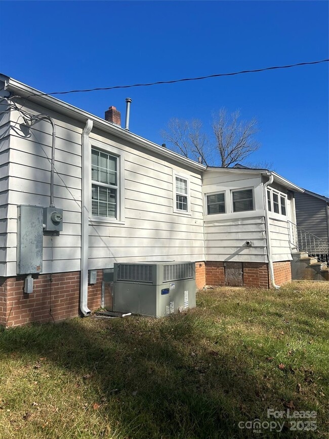 Building Photo - 323 W Bingham St