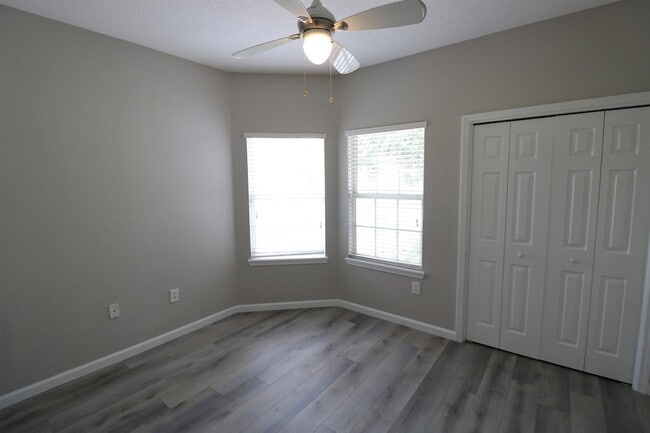 Building Photo - 221 Wooded Crossing Cir