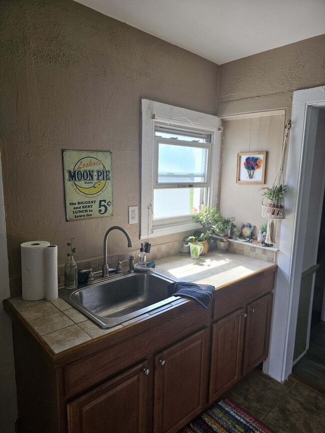 Building Photo - 1001 Kendall St