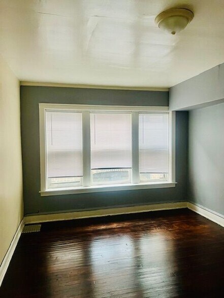 Building Photo - 7828 S Ellis Ave