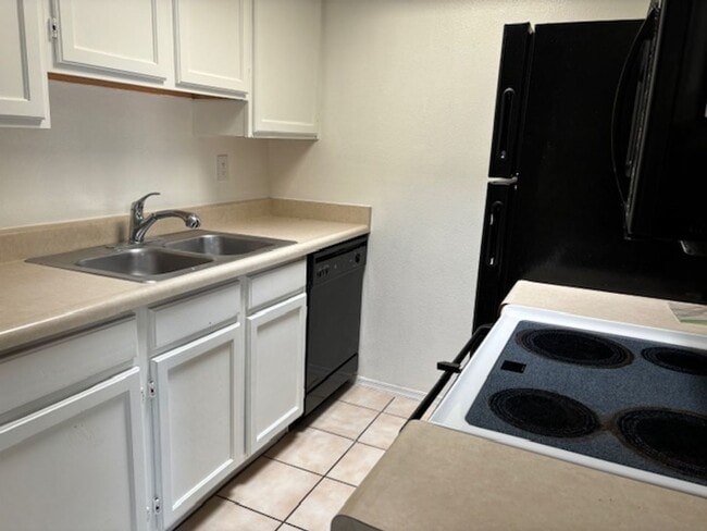 Building Photo - 1 BEDROOM 1 BATH WITH 1 CAR GARAGE ATTACHED IN NICE COMMUNITY GLENDALE