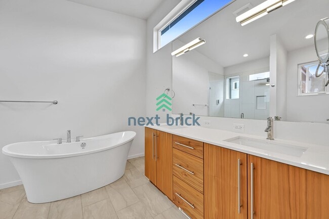 Building Photo - A beautiful 3 bed and 2 bathroom house for...