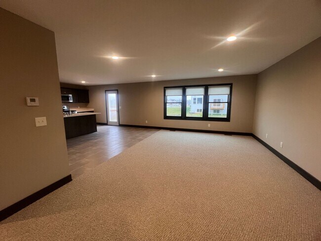 Building Photo - Four Bedroom Duplex in Caledonia!