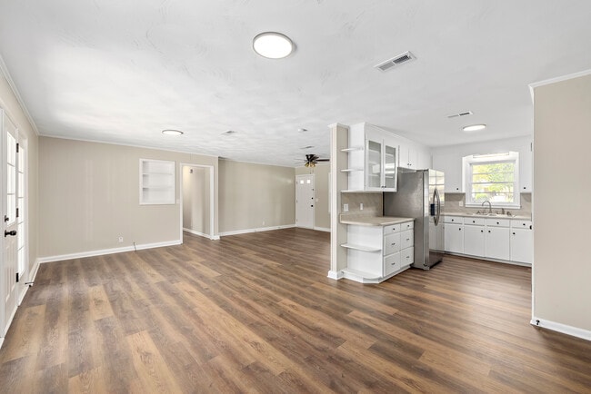 Building Photo - 201 Roberts St