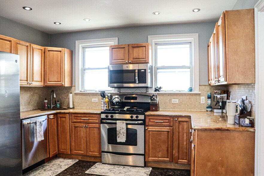 Building Photo - 36 Lancaster St