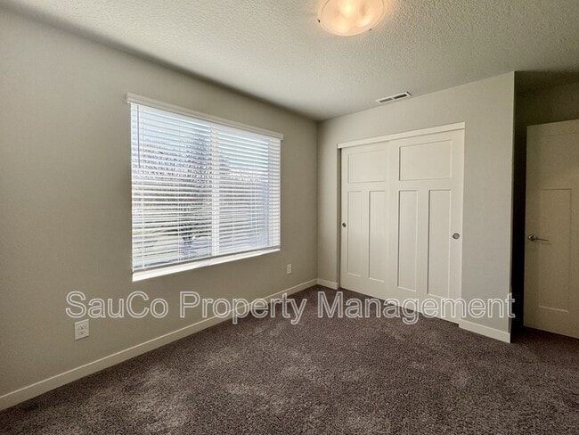 Building Photo - 6648 SE Genrosa St