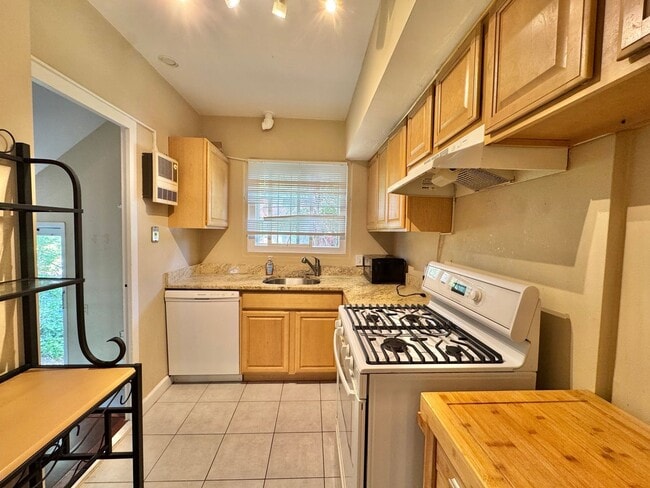 Building Photo - ALEXANDRIA - CLOSE TO PENTAGON - 5 MIN WAL...