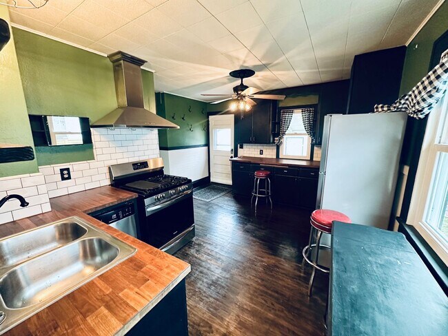 Building Photo - Charming 2-Bedroom Home w/ Finished Loft, Open Floor Plan & Sunroom!