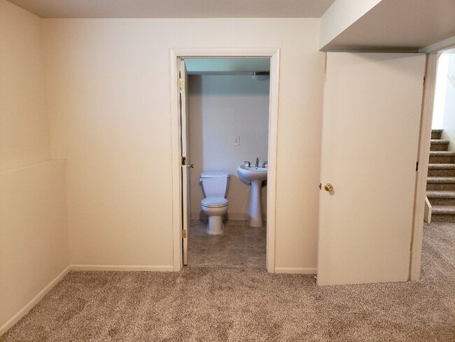 Building Photo - Nice 4 bedroom, 2 bath split level home