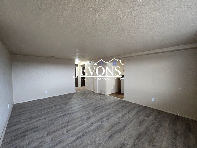 Building Photo - 4210 E Hillcrest Dr