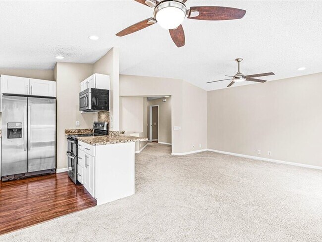 Building Photo - Pets Welcome!  2 bedroom, 2 bathroom single story townhouse