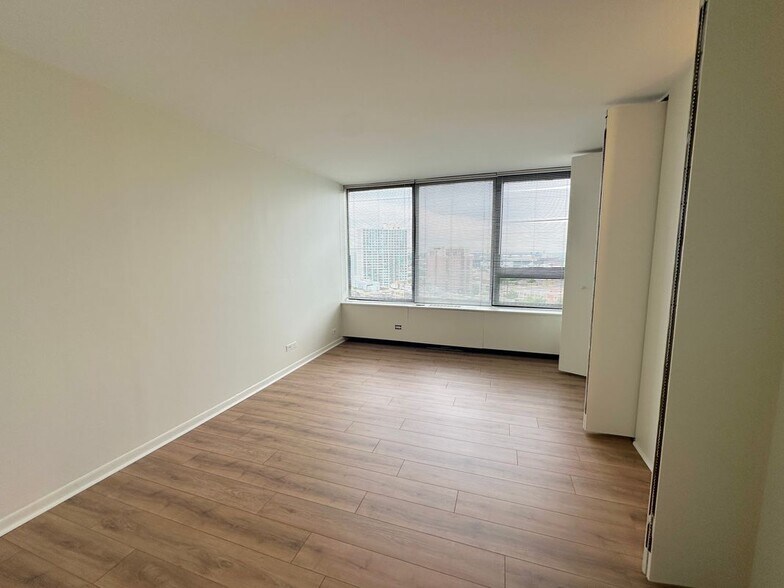 Building Photo - 3930 N Pine Grove Ave
