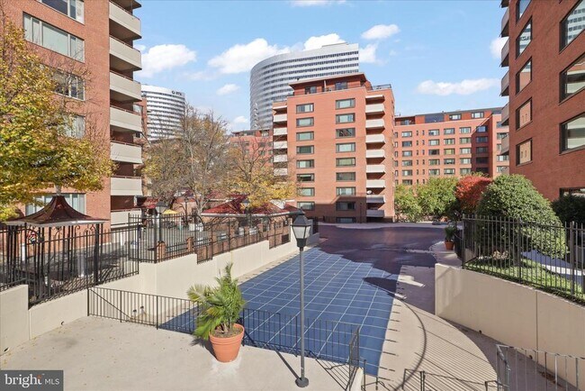 Building Photo - 1011 Arlington Blvd