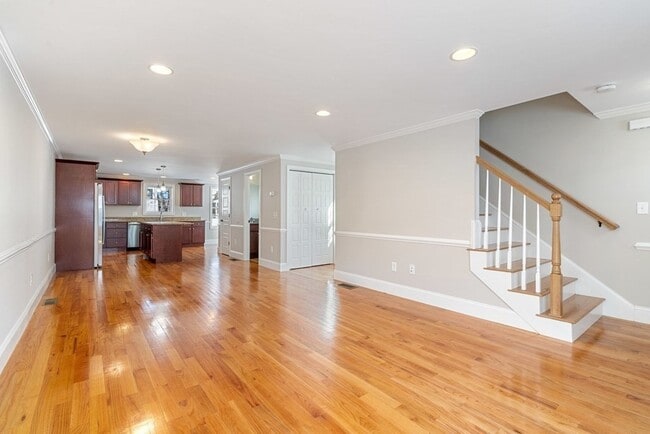 Building Photo - 220 White St