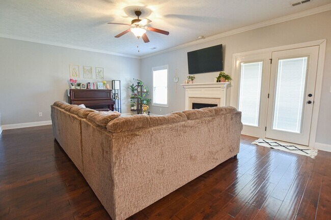 Building Photo - Pet Friendly Four Bedroom with Bonus!