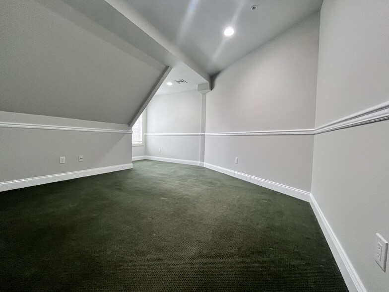 Building Photo - 2614 Boston Post Rd