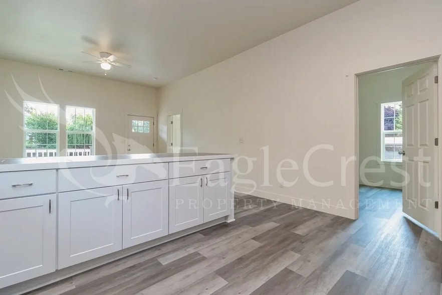 Building Photo - Remodeled Four Bedroom House Located Near Whitman College