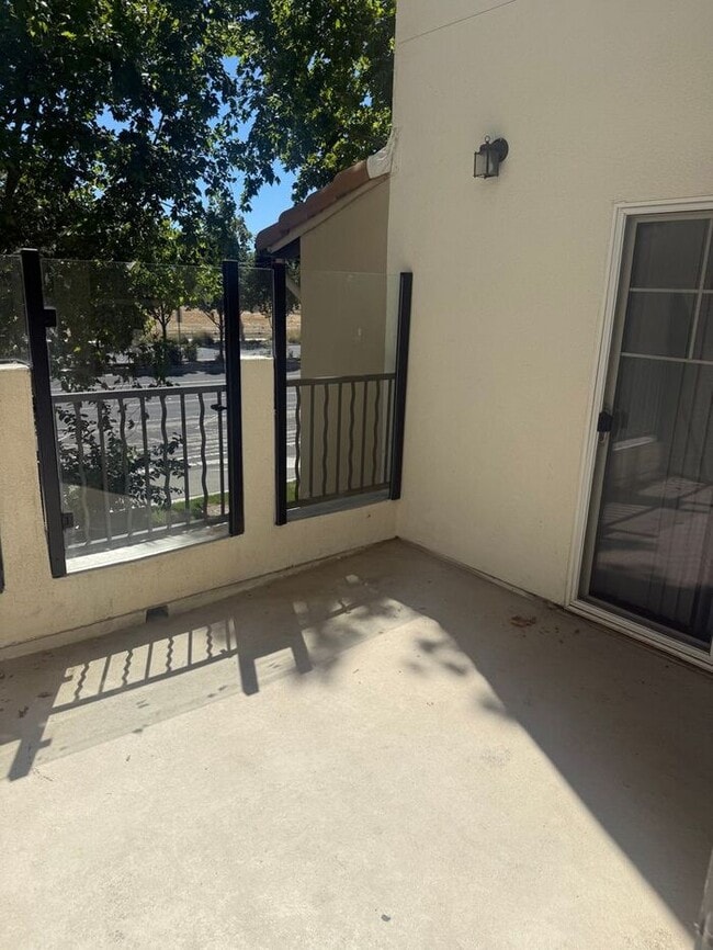 Building Photo - Stunning 2-bedroom, 2-bathroom townhouse