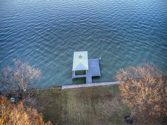 Building Photo - 8402 Columbia Dr