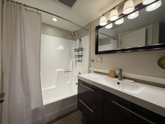 Building Photo - Fully Furnished 2 Bed 2 Bath Condo with Private Patio, 2 Gated Parking Spaces, Pool and Gym