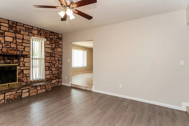 Building Photo - 4906 S Park Dr