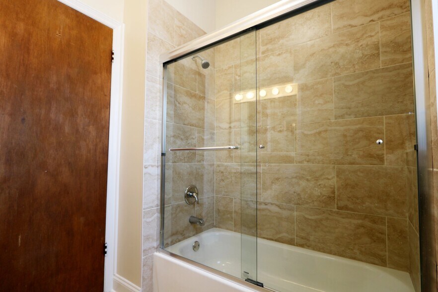 Building Photo - 918 W Buena Ave