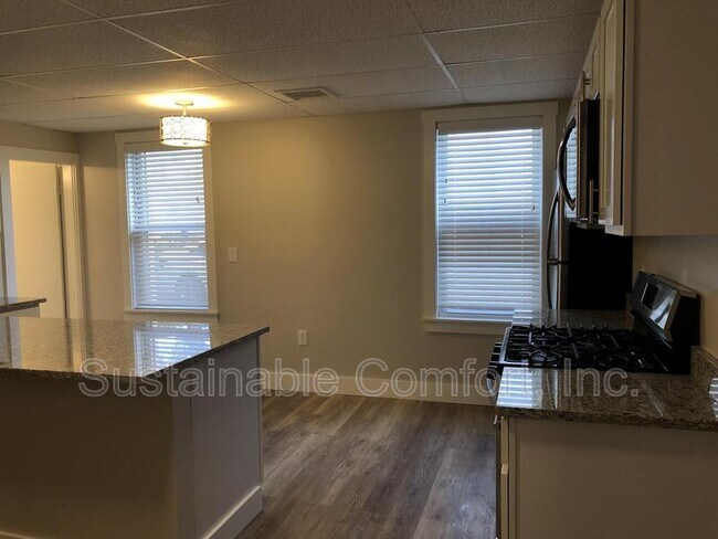 Building Photo - 12 Creston St