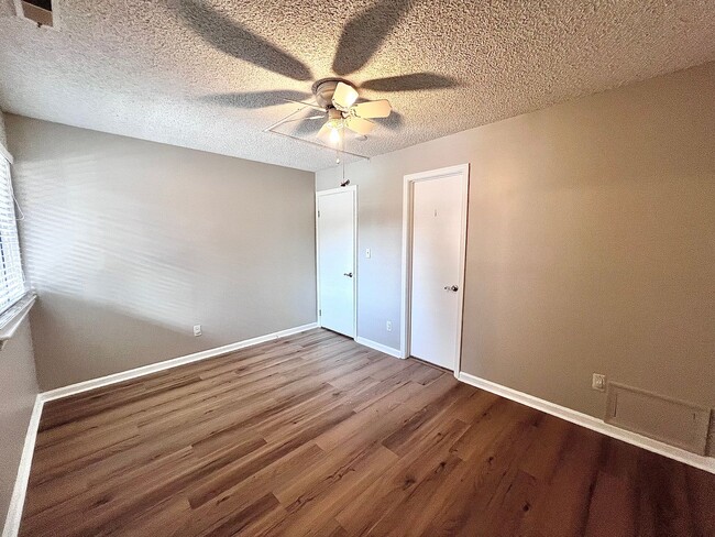 Building Photo - Gorgeous Condo right off Shore Dr, a stree...