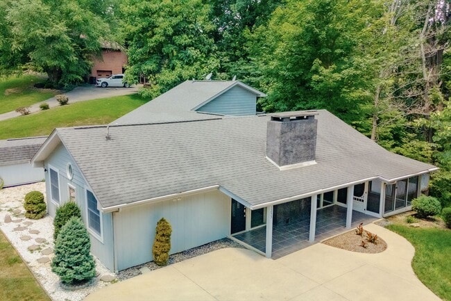 Building Photo - Scenic Lakeview Rental located on Boatman'...