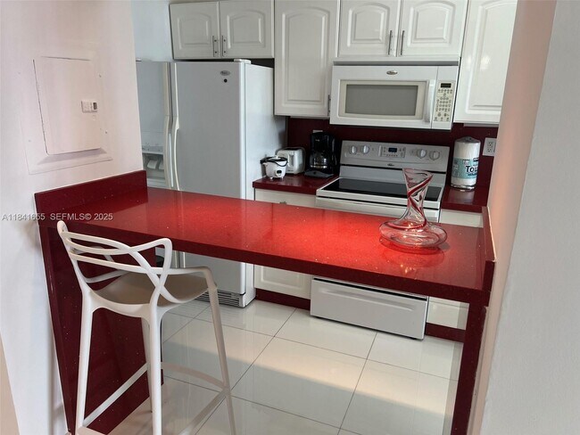 Building Photo - 100 Lincoln Rd