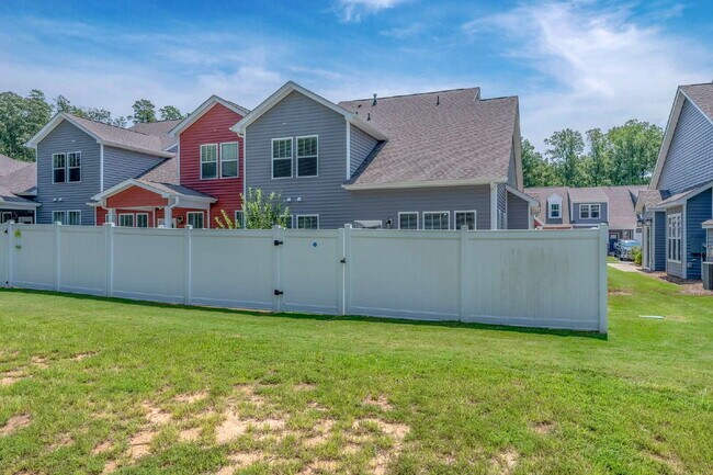 Building Photo - Modern 3BR/2.5BA Townhome with Main-Level ...