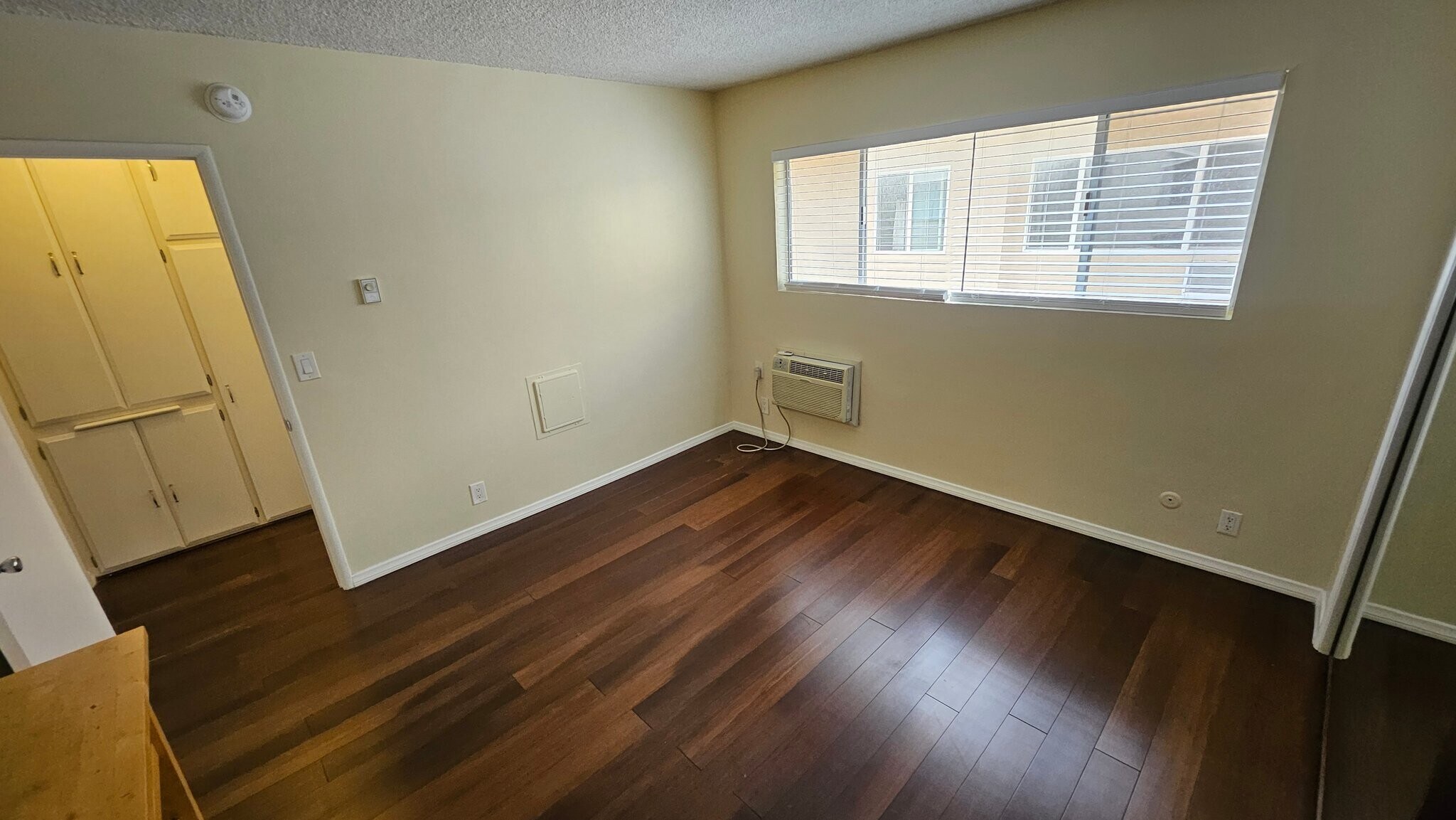 Building Photo - 2130 Beachwood Dr