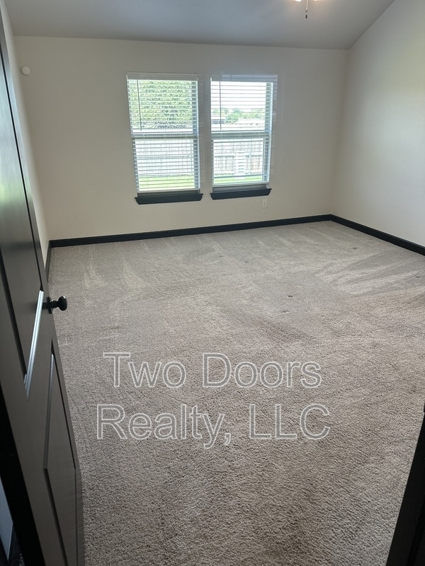 Building Photo - 2229 Roca Dr