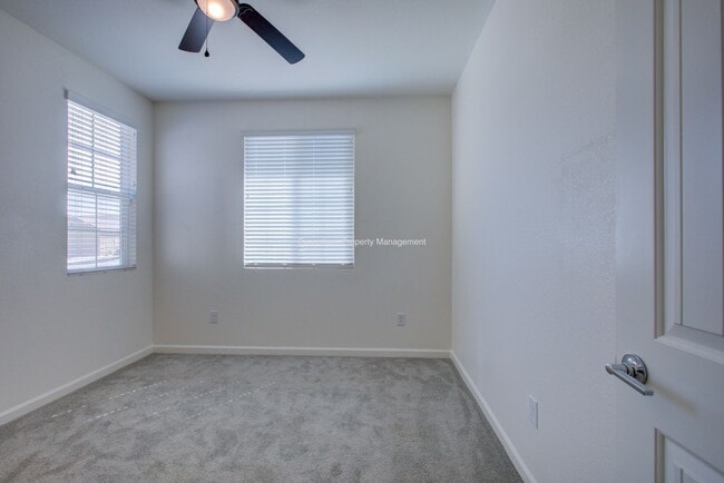 Building Photo - 495 Daffodil Dr