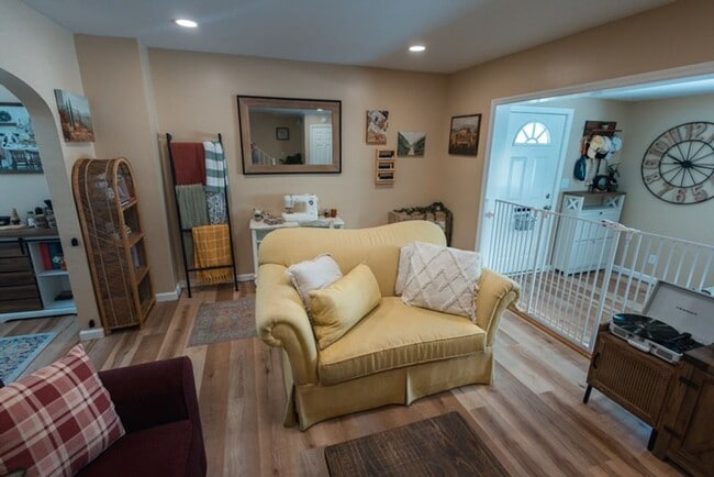 Building Photo - Remodeled 2BR House