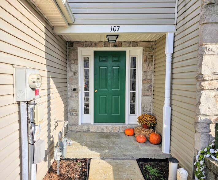 Building Photo - 107 Acorn Ln