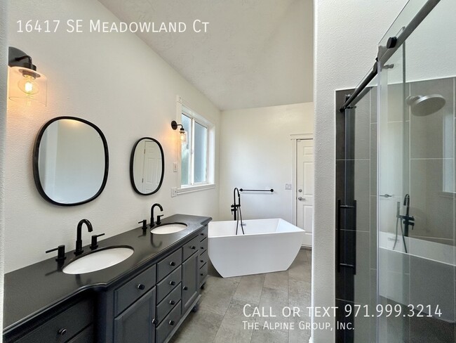 Building Photo - 16417 SE Meadowland Ct