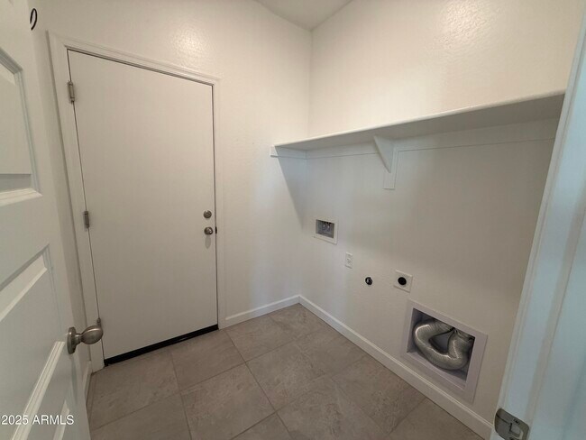 Building Photo - 40060 W Hillman Dr