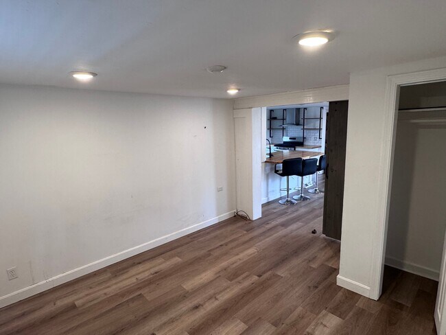 Building Photo - 31 Circuit Rd N